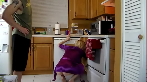 Чпокнул веселую жену на кухне перед камерой