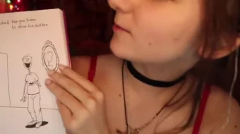 AftynRose ASMR realiza videos de lectura de libros en su canal