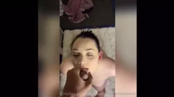 Rosy Paradiso disfrutando de una suscripción en OnlyFans mientras interactúa con un contenido de alta calidad