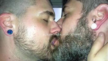 Hombres gays besandose