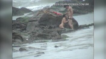 Parejas follando en la playa