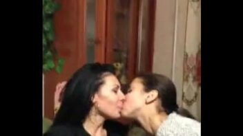 Beso con lengua entre mujeres