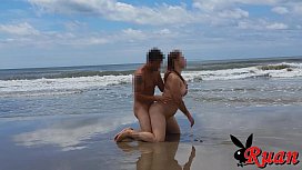 Chica blanca zorra dando en la playa