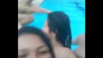 Chicas desnudas piscina