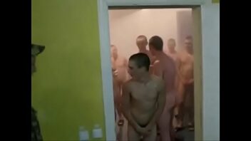 Chicos en las duchas
