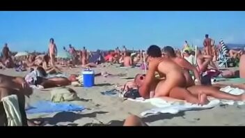 Cojiendo en la playa nudista
