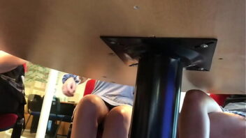 Debajo de la mesa porno