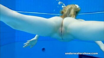 Desnudas bajo el agua