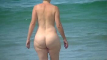 Madura desnuda en la playa