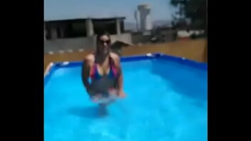 Maduras en la piscina