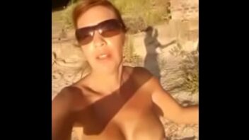 Mujer desnuda playa