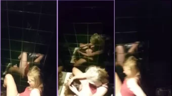 Mujer realizando sexo oral a otra mujer en el baño de una discoteca