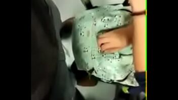 Mujer se masturba en el metro