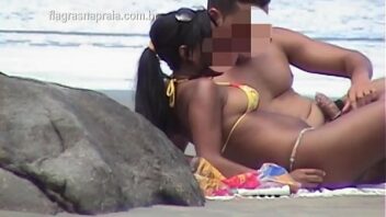 Mujeres desnudas en la playa
