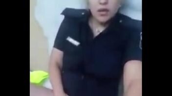 Policia se masturba