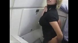 Tener sexo con rubia desde el baño del avión
