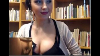 Chicas desnudandose en la biblioteca
