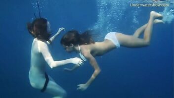 Chicas desnudas en el agua