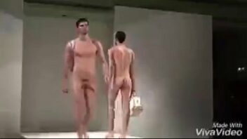 Desfile de hombres desnudos