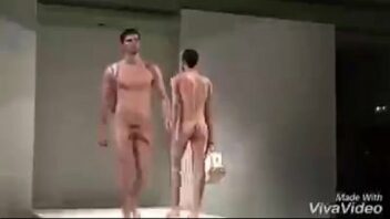 Desfile hombres desnudos