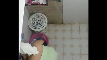 Elle se lave la chatte
