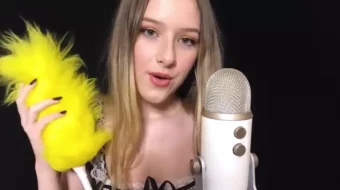 Es broma. Este video muestra a la fea sirvienta limpiándote de la cara.