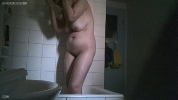 Femme nue avec grosse poitrine