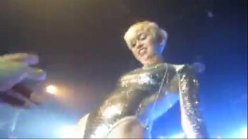 Miley cyrus enseñando el chocho