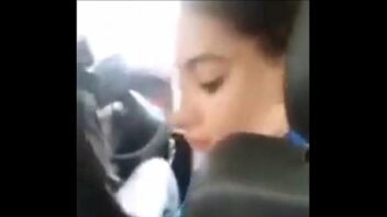 Mujer paga taxi con sexo