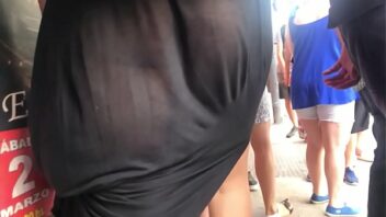 Mujeres con minifalda transparente