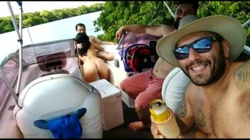 Mujeres desnudas en barcos