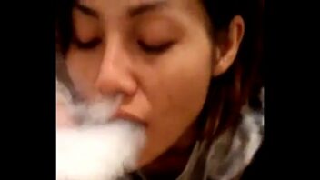 Mujeres tatuadas fumando marihuana