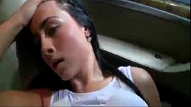 Novia dando caliente en el asiento trasero del coche