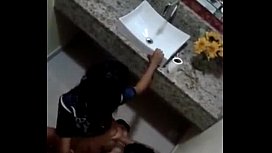 Pareja vistos teniendo sexo en el baño del restaurante