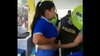 Policia enseña tetas