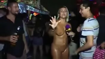 Presentador desnudo