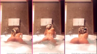 Stefanie Gurzanski posa desnuda en una bañera en OnlyFans