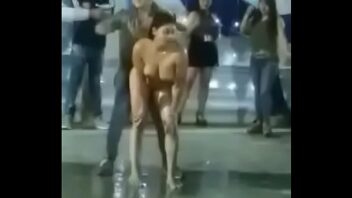 Striper bailando desnudo