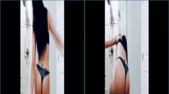 Un video de CinCinBear desvestirse en el baño y, finalmente, estar desnudo.