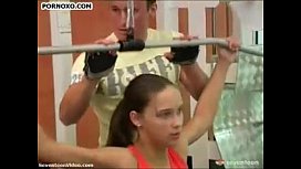 Nueva vagina en el gimnasio atornillando con el instructor