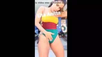 Anitta, la famosa cantante, llamando la atención con videos sexys donde su cuerpo es muy evidente debido a los tímidos trajes