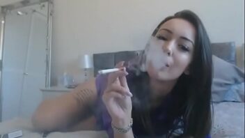 Fumando cricoyasiendo sexo
