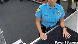 Mujer policía golpeando a un vendedor de la tienda