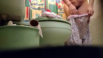 Espiando mi cuñada bañandose