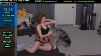 Vídeo de Amouranth Twitch Streamer mostrando descuido en directo