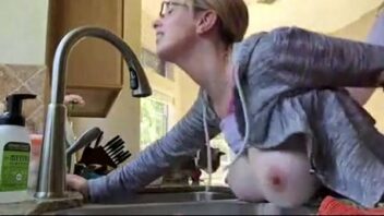 Videos porno de madrespecto follando con su hijo en la cocina