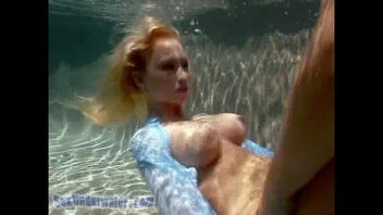 Porno super caliente bajo el agua