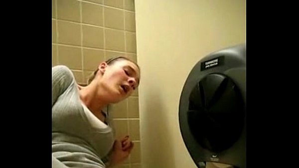 Masturbando en el baño