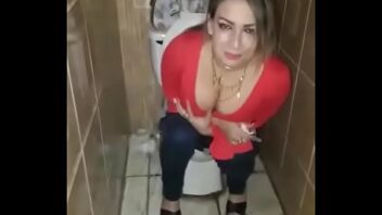 Chicas americanas espiadas en el baño