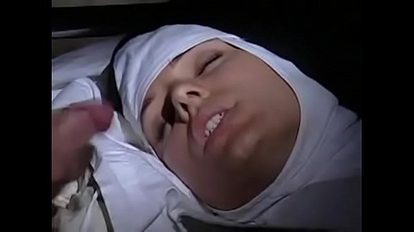 Curas dando le duró a las monjas
